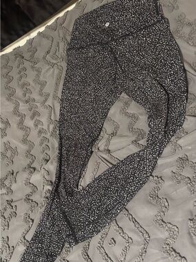 Lululemon High-Rise Leggings Size 4 - Black/White Pattern